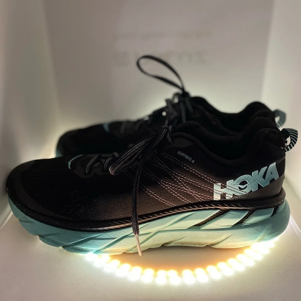 Hold women’s sneakers